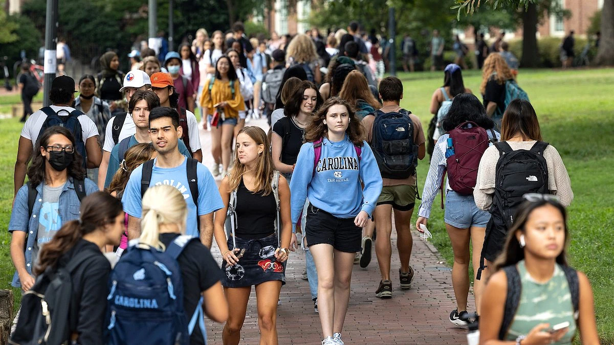 Students make their way across campus on the first day of classes. (Johnny Andrews/UNC-Chapel Hill)